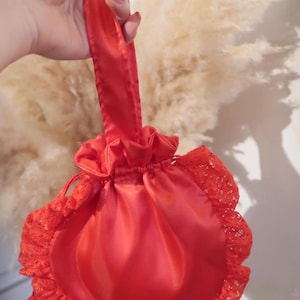 Bolsa de satén / accesorio de boda / regalo de dama de honor / bolsa con volantes / Regalo hecho en Francia / Accesorio de ceremonia / Regalo para ella