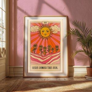 Hier komt de zon tarotkaart kunst aan de muur-digitale download, hier komt de zon kunst aan de muur, tarotkaart kunst aan de muur, roze en oranje kunst aan de muur