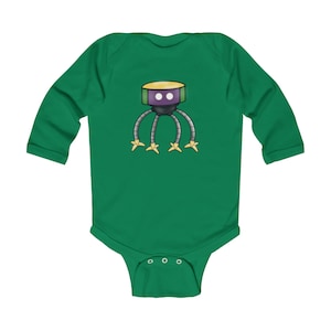 Könnte beinhalten: Ein grüner Langarm-Babybody mit einem Cartoon-Roboter, der auf der Vorderseite aufgedruckt ist. Der Roboter ist lila, gelb und grau mit zwei weißen Augen.