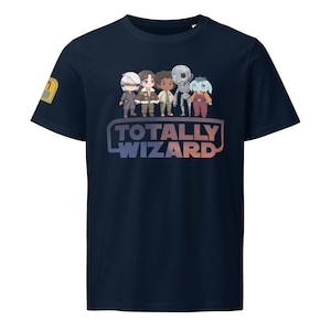 Puede incluir: Camiseta azul marino con un gráfico de cinco personajes de dibujos animados de pie frente a una pancarta de texto que dice "TOTALLY WIZARD".