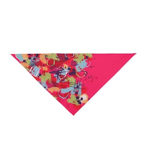 以下が含まれることがあります： 抽象的なデザインの三角形のバンダナ。 バンダナは、赤、青、緑、紫のカラフルな筆致を持つ明るいピンクの背景が特徴です。 デザインには渦巻き、線、飛沫が含まれており、モダンで芸術的な外観を作り出しています。