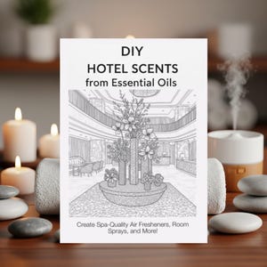 Könnte beinhalten: Ein Buch mit dem Titel "DIY HOTEL SCENTS from Essential Oils" mit einer Schwarz-Weiß-Illustration einer Hotellobby. Das Bild enthält Kerzen, Steine, einen Diffusor und ein gerolltes Handtuch. Der Text darunter lautet "Create Spa-Quality Air Fresheners, Room Sprays, and More!"
