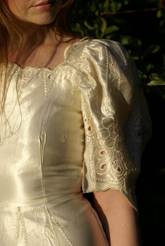 Vintage 70's Ivory Wedding Dress Mermaid Embroide… - image 5