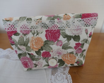 Pochette romantique/Coton fleuri roses/Doublure coton nid d'abeille/Fermeture patte boutonnée