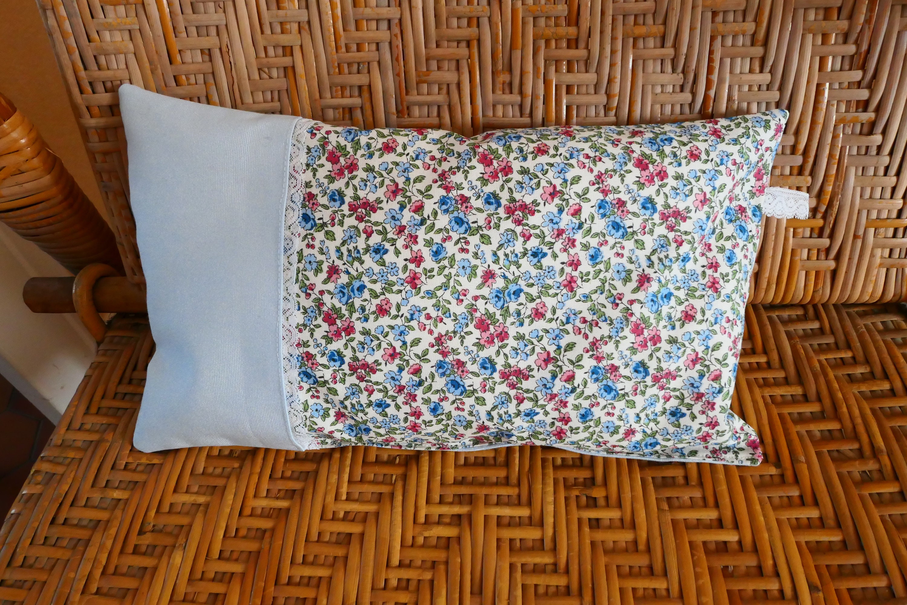 Petit Coussin Rectangulaire/ Bleu et Fleuri Coordonné