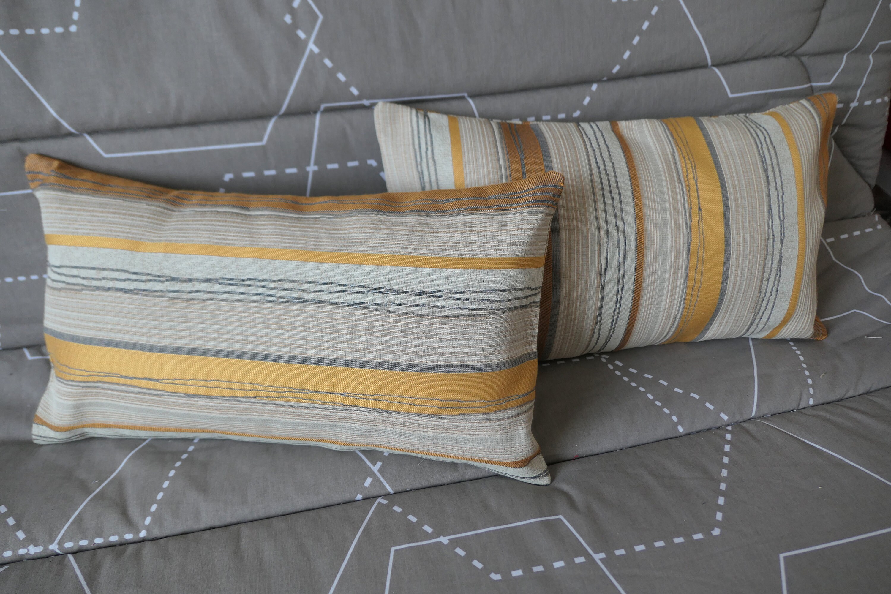 Lot 2 Housses Coussin | 30x50/Tissu Ameublement/Polyester+Fibres Mélangées/Rayures Jaune Ocre, Beige