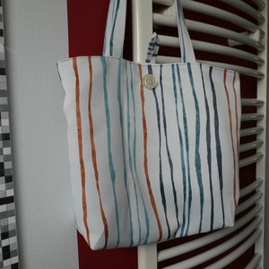 Große Strandtasche / Pooltasche / Tote Form / gestreifte Leinwand auf weißem Hintergrund / gefütterte wasserdichte weiße Leinwand / geknöpfter Pfotenverschluss