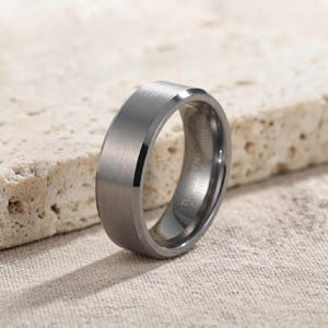Borstad volframring, 6 mm silvervigselring, herrring med fasad kant, minimalistisk löftering, modern förlovningsring, vardagsring