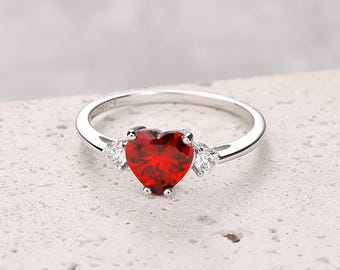 Zarter Herz-Rubinring, Verlobungsring mit im Labor hergestelltem Rubin, Ring aus 925er Sterlingsilber, Versprechensring, filigraner Geburtssteinring, Jahrestagsgeschenk