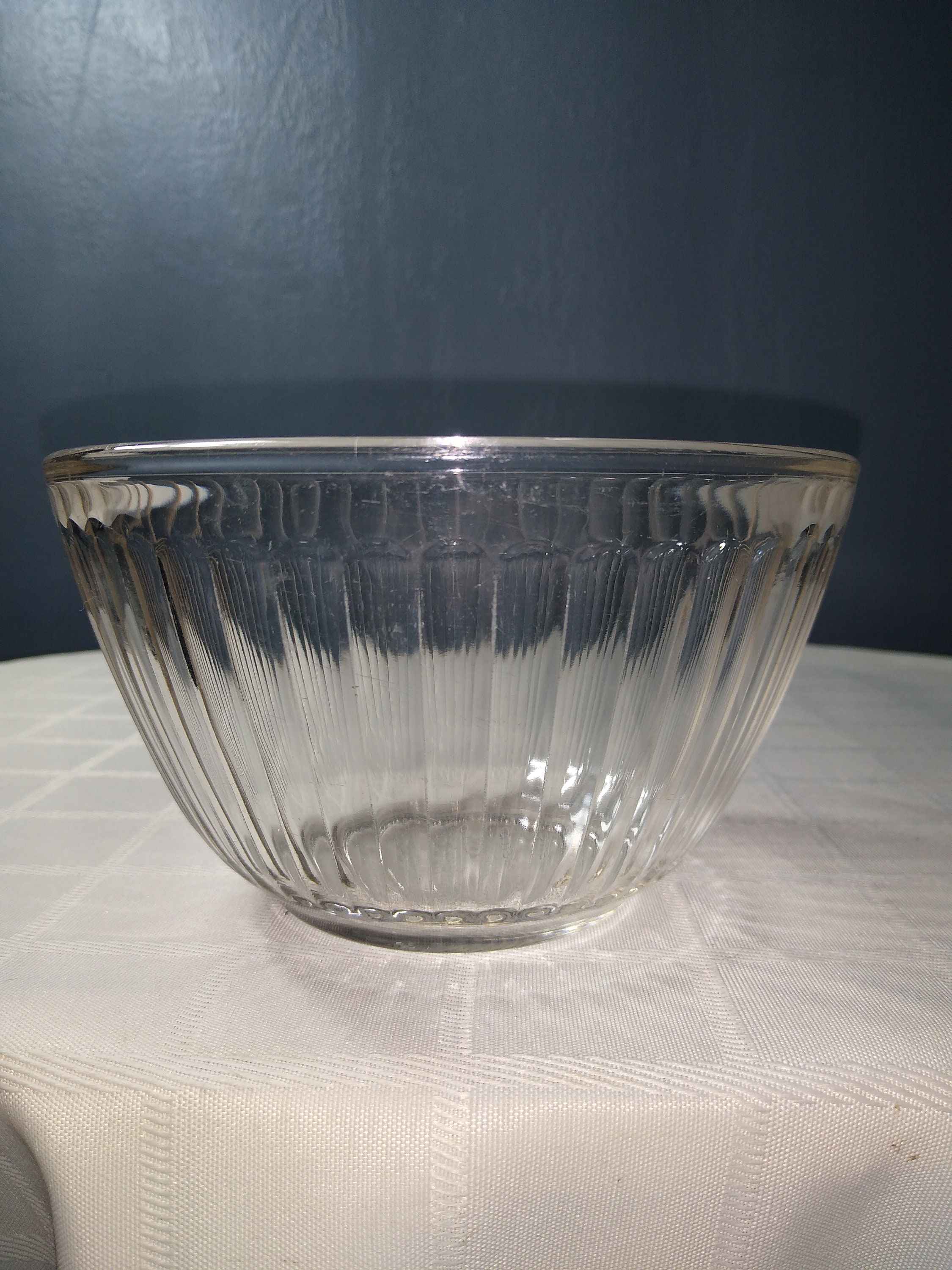 Pyrex (1) 7402 6-Cup Sculpted Glass Mixing Bowl and (1) 7402-PC Blue Spruce Plastic Lid