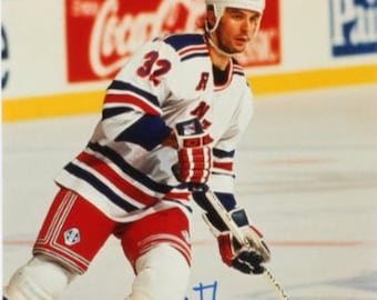 Stephane Matteau Autographed 8x10 Photo - New York Rangers - Certificado por James Spence Authentication (JSA) Stamp of Approval Hologram