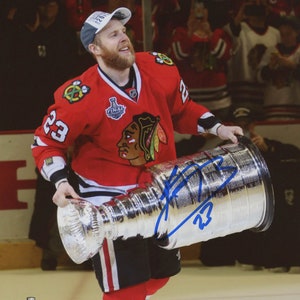 Foto 8x10 autografada de Kris Versteeg - Chicago Blackhawks - Florida Panthers - Toronto Maple Leafs - Certificado por Sideline Hologram