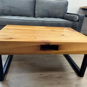 Handcrafted Reclaimed Barn Beam Coffee Table, Metal Legs, Ideal for Man Cave immagine 15
