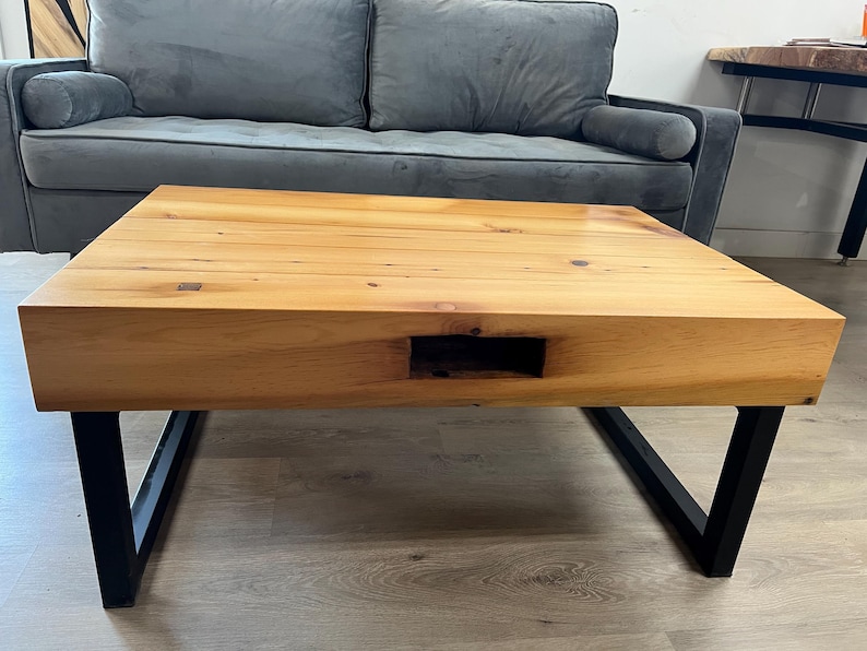 Handcrafted Reclaimed Barn Beam Coffee Table, Metal Legs, Ideal for Man Cave immagine 15