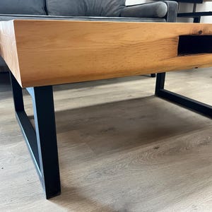 Handcrafted Reclaimed Barn Beam Coffee Table, Metal Legs, Ideal for Man Cave immagine 12