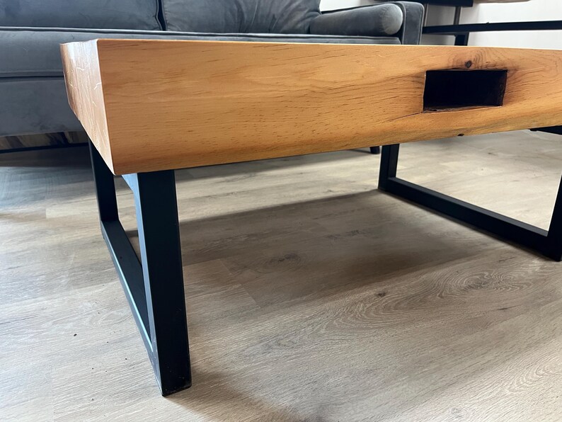 Handcrafted Reclaimed Barn Beam Coffee Table, Metal Legs, Ideal for Man Cave immagine 12