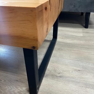 Handcrafted Reclaimed Barn Beam Coffee Table, Metal Legs, Ideal for Man Cave immagine 11
