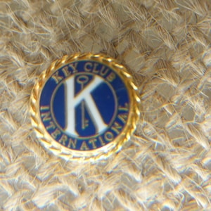 Vintage Kiwanis Key Club International miembro pequeño pin de solapa