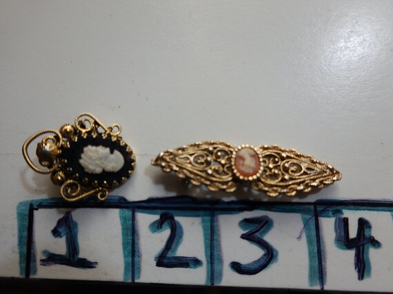 Lot of 2 Unbranded Vintage Cameo Theme Brooches i… - image 3