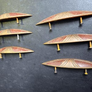 Puede incluir: Una taza de cerámica blanca con asa negra y el texto "But First, Coffee" en negrita negra. La taza se encuentra sobre un fondo borroso, sugiriendo un ambiente acogedor.