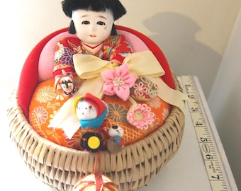 Vintage japonés Izumeko muñeca Gofun cara bebé en cesta kimono arte popular 8 pulgadas