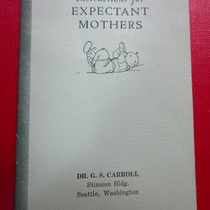 Könnte beinhalten: Ein Vintage-Broschüre mit dem Titel "Anweisungen für werdende Mütter" mit einer Strichzeichnung einer schwangeren Person. Das Cover enthält auch den Namen Dr. G. S. Carroll und die Adresse in Seattle, Washington.