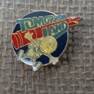 VTG 1986 Disney Donald Duck Tomorrow Land Space Suit Small Lapel Pin VG