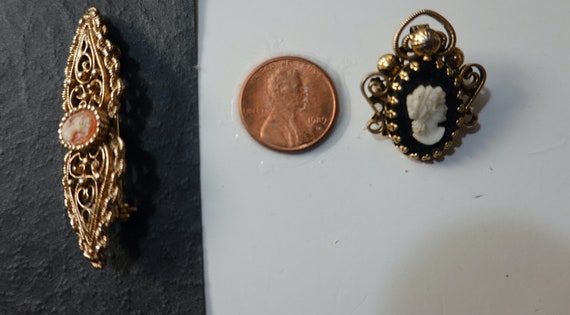 Lot of 2 Unbranded Vintage Cameo Theme Brooches i… - image 4