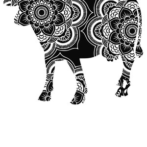 Pode incluir: Ilustração em preto e branco de uma vaca com um design de mandala. A vaca está em pé sobre as quatro patas com a cabeça virada para a esquerda.