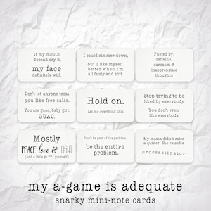 K&ouml;nnte beinhalten: Neun wei&szlig;e Karten mit schwarzem Text, jede Karte hat einen anderen humorvollen Spruch. Die Karten sind in einem 3x3-Raster angeordnet. Der Text auf den Karten enth&auml;lt S&auml;tze wie "my face definitely will", "Hold on", "Don't be part of the problem, be the entire problem", und "My mama didn't raise a quitter. She raised a procrastinator."