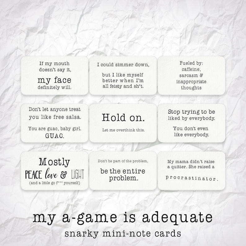 K&ouml;nnte beinhalten: Neun wei&szlig;e Karten mit schwarzem Text, jede Karte hat einen anderen humorvollen Spruch. Die Karten sind in einem 3x3-Raster angeordnet. Der Text auf den Karten enth&auml;lt S&auml;tze wie "my face definitely will", "Hold on", "Don't be part of the problem, be the entire problem", und "My mama didn't raise a quitter. She raised a procrastinator."