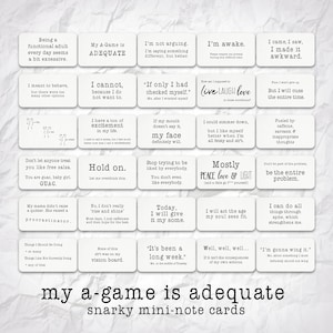 K&ouml;nnte beinhalten: Ein Satz von 16 wei&szlig;en rechteckigen Karten mit schwarzem Text. Jede Karte zeigt ein humorvolles und sarkastisches Zitat. Die Karten sind in einem Raster angeordnet und der Text "my a-game is adequate snarky mini-note cards" ist unter dem Raster gedruckt.