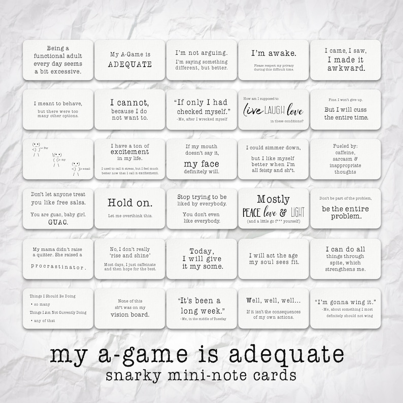 K&ouml;nnte beinhalten: Ein Satz von 16 wei&szlig;en rechteckigen Karten mit schwarzem Text. Jede Karte zeigt ein humorvolles und sarkastisches Zitat. Die Karten sind in einem Raster angeordnet und der Text "my a-game is adequate snarky mini-note cards" ist unter dem Raster gedruckt.