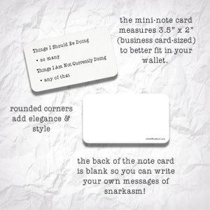 K&ouml;nnte beinhalten: Eine wei&szlig;e Karte mit abgerundeten Ecken und dem Text "Things I Should Be Doing" und "Things I Am Not Currently Doing" mit Aufz&auml;hlungszeichen. Die Karte misst 8,9 cm x 5,1 cm und hat die Gr&ouml;&szlig;e einer Visitenkarte. Der Text "the mini-note card measures 3.5" x 2" (business card-sized) to better fit in your wallet." befindet sich auf der Karte. Der Text "rounded corners add elegance & style" befindet sich unter der Karte. Der Text "the back of the note card is blank so you can write your own messages of snarkasm!" befindet sich unter der Karte.