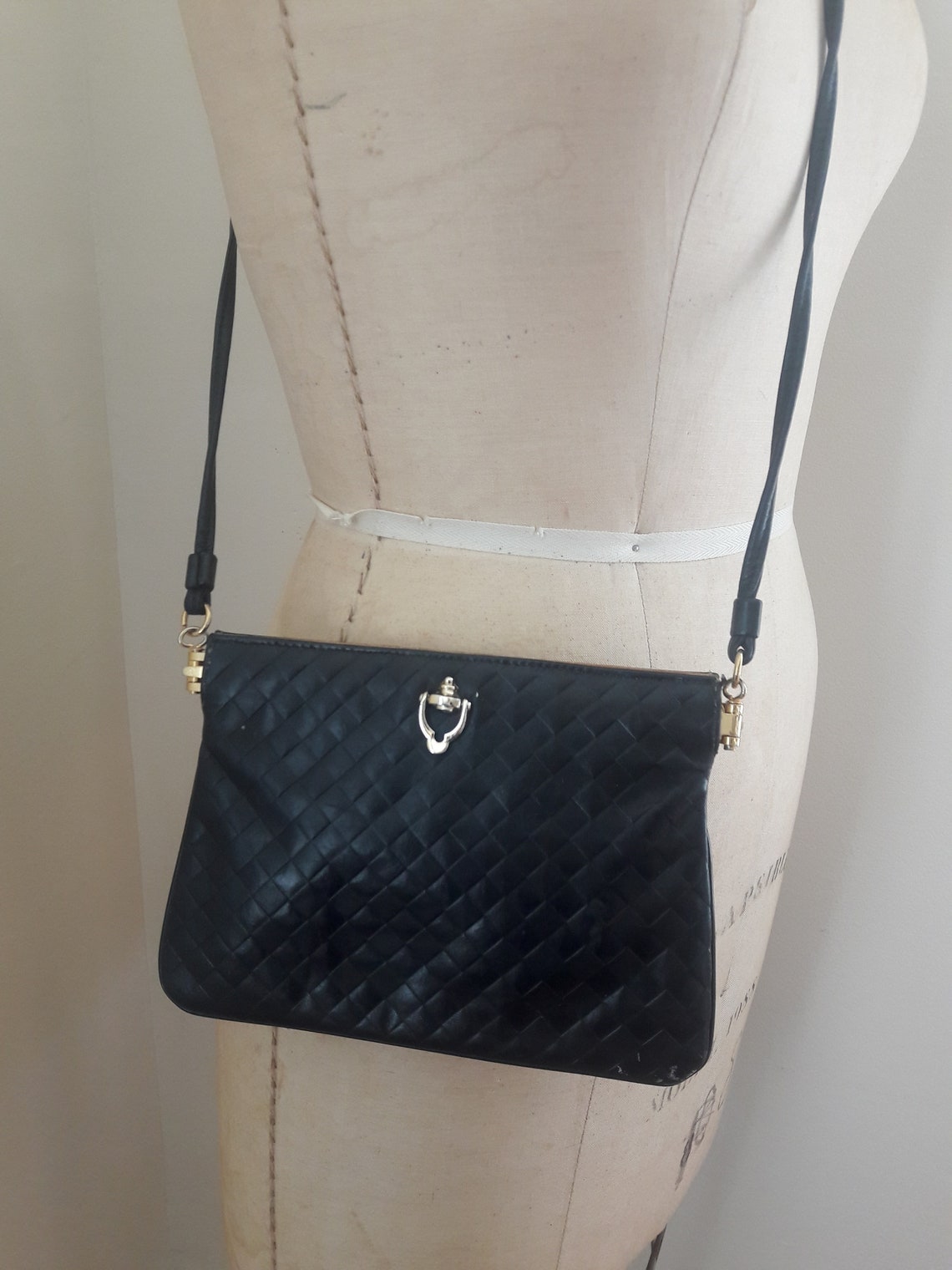 Vintage Robert Bestien Paris Leather Crossbody Bag - Embossed Black Woven Design, foto 1 di 5