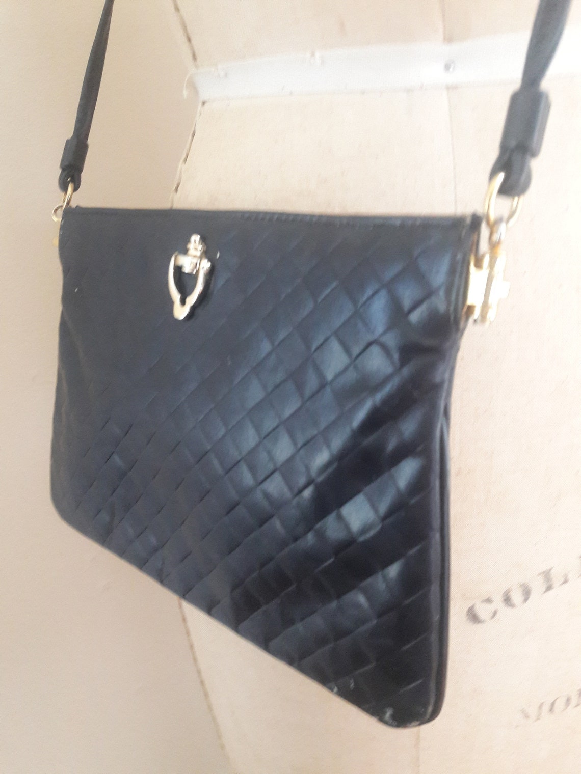 Vintage Robert Bestien Paris Leather Crossbody Bag - Embossed Black Woven Design, foto 2 di 5