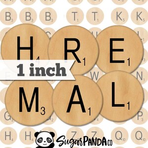 Può includere: Un set di tessere rotonde in legno da 2,5 cm di diametro con le lettere della parola "HRE" e "MAL" stampate in nero su uno sfondo beige. Ogni tessera ha un numero stampato in basso a destra. Le tessere sono disposte a semicerchio.