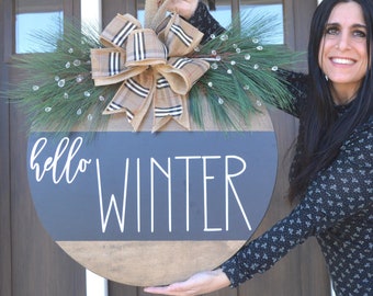 Hallo winterdeurhanger: handgemaakt welkomstbord van esdoornhout