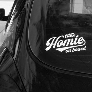 Calcomanía de vinilo brillante e impermeable para portátil y Macbook de Little Homie a bordo. Bebé a bordo, niño a bordo, seguridad, hip hop, princesa, corona.