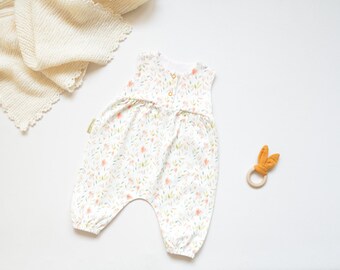 Handmade Baby Romper mit zartem Blumenmuster | Luftiger Baby Strampler aus Jersey in Pastellfarben | Sommer Romper Handmade