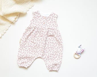 Baby Romper mit zartem Blättermuster in Altrosa – luftiger Sommerromper aus Jersey – bequeme Babykleidung für Babys und Kleinkinder