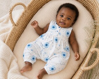 Baby Romper mit blauen Pusteblumen aus Jersey – lockerer Strampler für Babys – leichte Sommerkleidung für Neugeborene