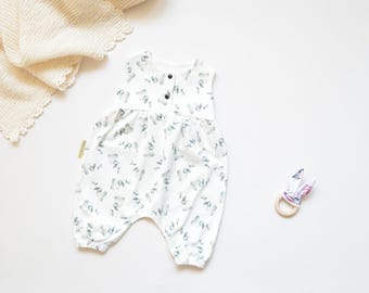 Handmade Baby Romper mit Eukalyptus Muster – neutraler Jersey Strampler für Babys – weicher Baby Romper creme grün – Geschenk zur Geburt