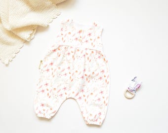 Handmade Baby Romper Blumen Creme Rosa Apricot | Strampler aus Jersey | Boho Baby Kleidung Mädchen | Geschenk zur Geburt