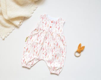 Baby Romper mit rosa Wiesenblumen | Sommerromper aus Jersey | Luftiger Strampler für Babys | Geschenk zur Geburt
