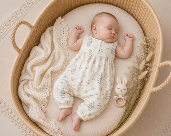 Handmade Baby Romper aus Jersey – zarter Eukalyptus Romper in Creme Blau – gemütlicher Einteiler für Baby Mädchen & Jungen