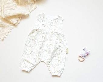 Handmade Baby Romper creme mit zarten Blättern – leichter Jersey Strampler für Babys – bequemer Sommer Romper neutral – Geschenk zur Geburt
