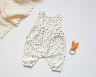 Handmade Baby Romper aus Jersey – luftiger Strampler mit Blumenmuster – Baby Overall mit Druckknöpfen