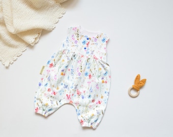 Handmade Baby Romper mit buntem Blumenmuster | Luftiger Baby Strampler aus Jersey | Floraler Sommer Romper
