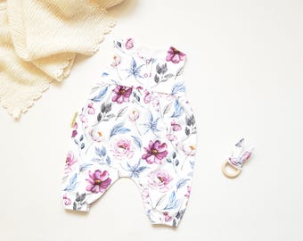 Handmade Baby Romper mit Blumen – floraler Jersey Strampler in Weiß Rosa Lila – bequemer Baby Romper mit Blumenprint – Geschenk zur Geburt